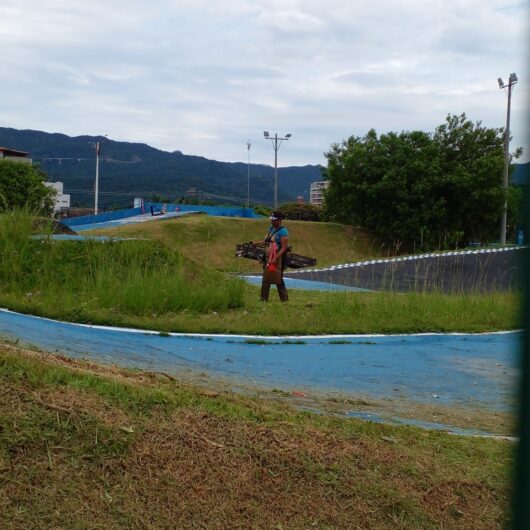 Equipes de limpeza da Prefeitura de Caraguatatuba atuam em ruas da região central