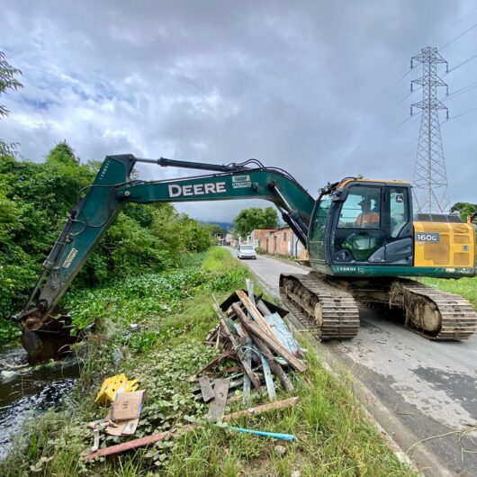 Prefeitura de Caraguatatuba faz limpeza em canal de drenagem no Jardim Tarumãs