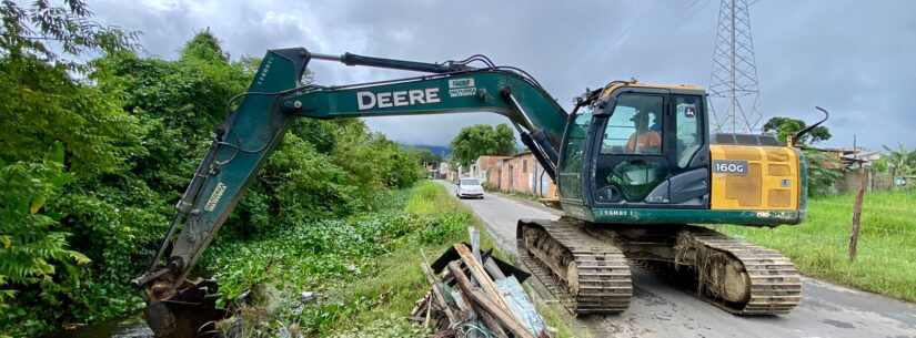 Prefeitura de Caraguatatuba faz limpeza em canal de drenagem no Jardim Tarumãs