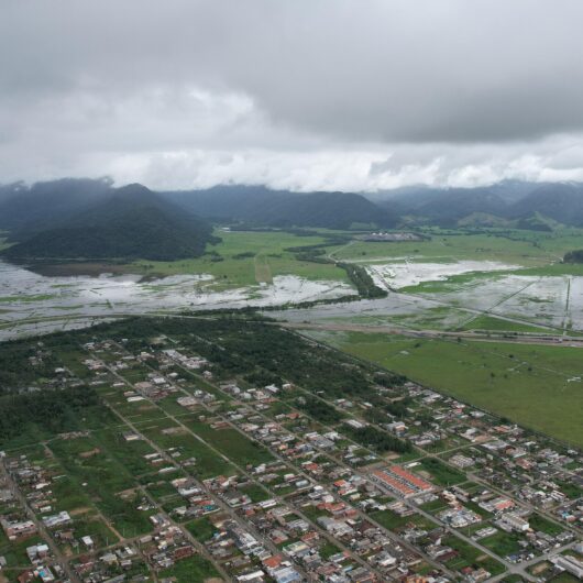 Chuvas de cabeceira e cheia do Juqueriquerê impedem drenagem e causam alagamentos nos bairros