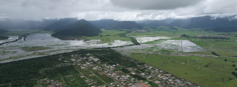 Chuvas de cabeceira e cheia do Juqueriquerê impedem drenagem e causam alagamentos nos bairros