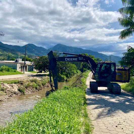 Prefeitura trabalha em limpeza de valas e nivelamento de estrada