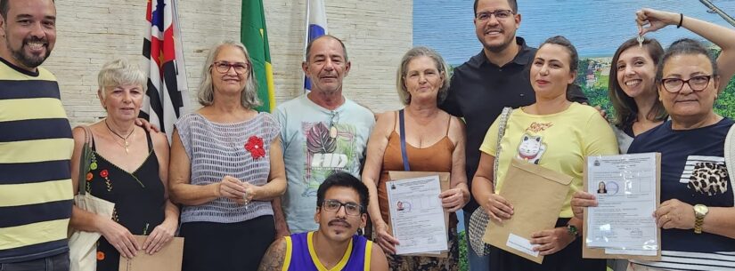 Prefeitura entrega licenças para artesãos habilitados para boxes remanescentes das Praças Diógenes e Antônio Fachini