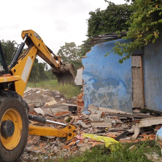 Prefeitura de Caraguatatuba demole obra irregular em Área de Preservação Permanente no Travessão