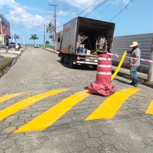 Prefeitura de Caraguatatuba instala e recupera uma centena de pontos de sinalização de trânsito em janeiro