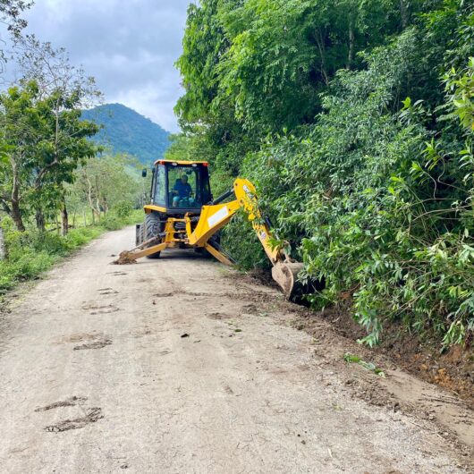 Prefeitura conta com força tarefa de limpeza e desassoreamento em valas de drenagem da Região Sul