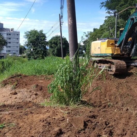 Região Norte recebe força tarefa de limpeza e desassoreamento de valas de drenagem