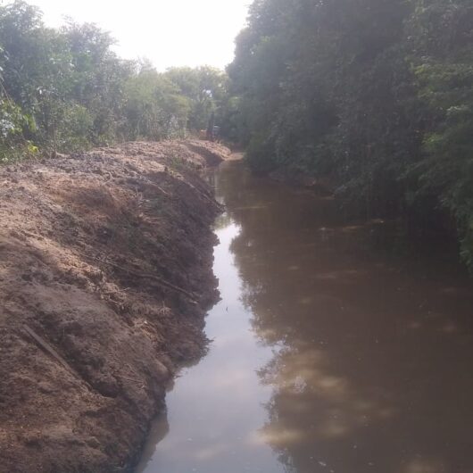 Prefeitura continua desobstrução nas margens do Rio Capricórnio