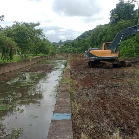 Prefeitura de Caraguatatuba faz limpeza do Rio Ipiranguinha para aumentar vazão de águas pluviais