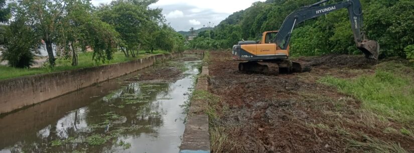 Prefeitura de Caraguatatuba faz limpeza do Rio Ipiranguinha para aumentar vazão de águas pluviais