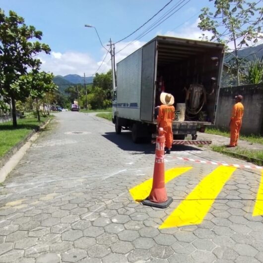 Prefeitura demarca lombadas no Jardim Gaivotas e revitaliza sinalizações em toda cidade