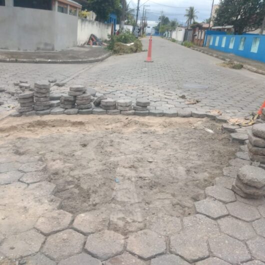 Nivelamento de via pública é feito pela Prefeitura de Caraguatatuba em rua do Porto Novo