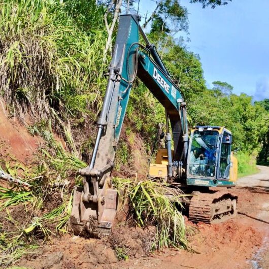 Estrada do Poço das Antas recebe serviços contra erosão