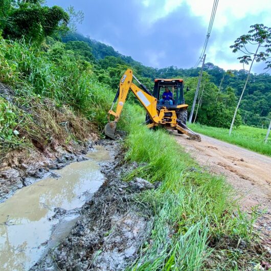 Rio Claro e Poço das Antas recebem serviços de limpeza e desassoreamento de valas