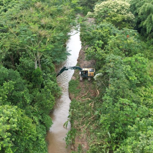 Prefeitura inicia desobstrução do Rio Capricórnio em caráter de urgência