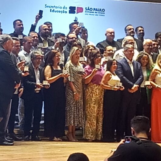 Prefeitura de Caraguatatuba recebe o Prêmio Influência Leitora pelo crescimento no percentual de alfabetização