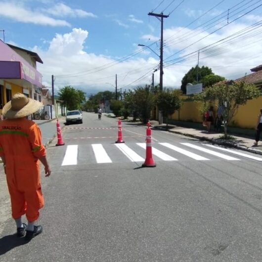 Prefeitura de Caraguatatuba revitaliza sinalização de solo em ruas do bairro Caputera