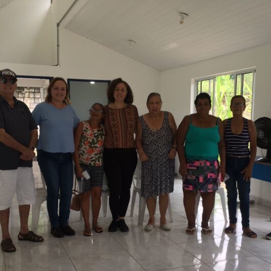 Prefeitura de Caraguatatuba realiza bate-papo sobre gestão de resíduos sólidos com moradores da Vila Dignidade