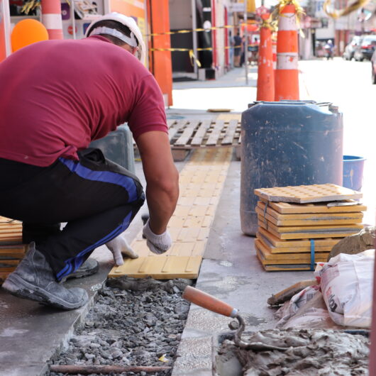 Prefeitura realiza obras da calçada acessível no Centro e instala piso tátil