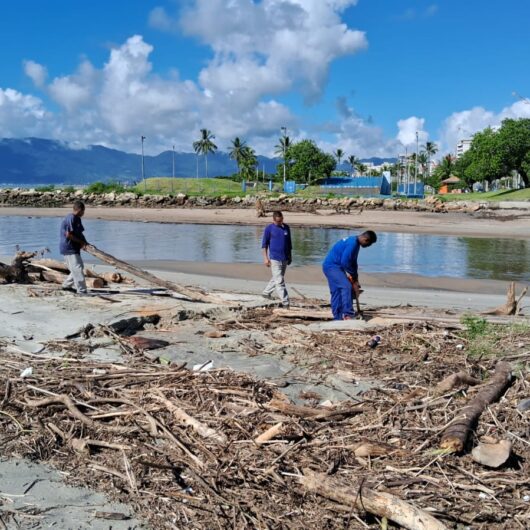 Após ressaca e chuvas de cabeceira, Prefeitura realiza força-tarefa de limpeza nas praias