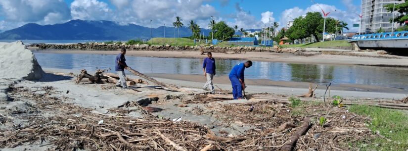 Após ressaca e chuvas de cabeceira, Prefeitura realiza força-tarefa de limpeza nas praias