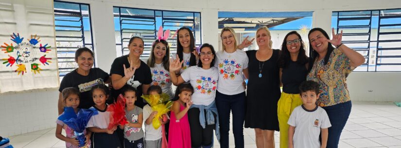 Projeto ‘Encantando com as Mãos’ traz música como ferramenta para ensino da Libras nas escolas municipais