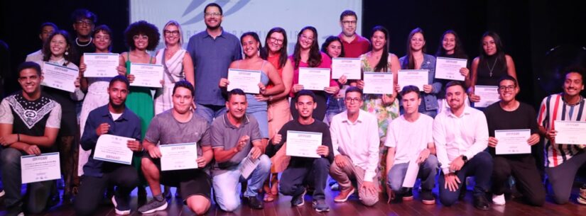 Prefeitura forma mais de 100 pessoas em cursos de idiomas e de comunicação para jovens