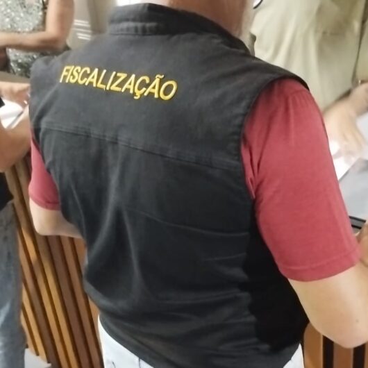 Fiscalização em Caraguatatuba resulta no fechamento de adegas e orientação nas praias