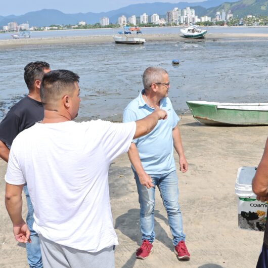 Prefeitura e Sabesp realizam vistoria na Praia do Camaroeiro para coleta e análise de material na faixa de areia