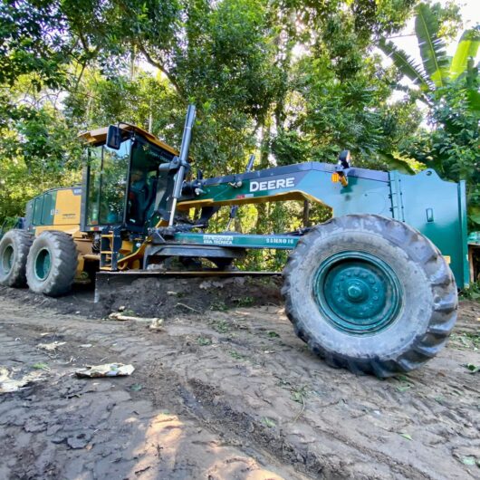 Serviços de limpeza e desassoreamento de valas estão sendo realizados na região Sul de Caraguatatuba