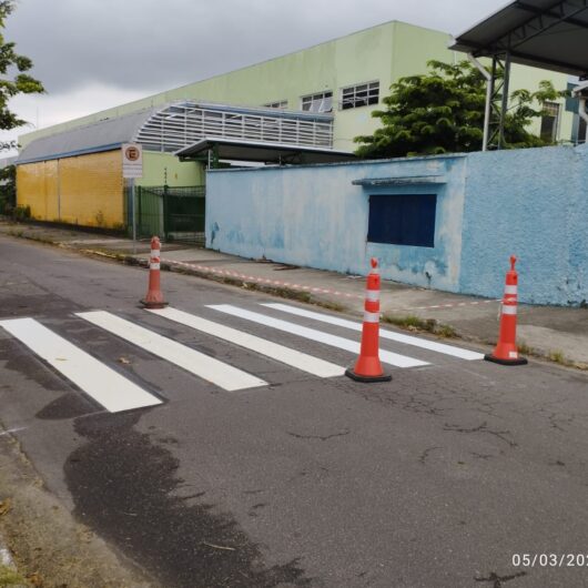 Prefeitura de Caraguatatuba revitaliza sinalização de solo em ruas do Indaiá