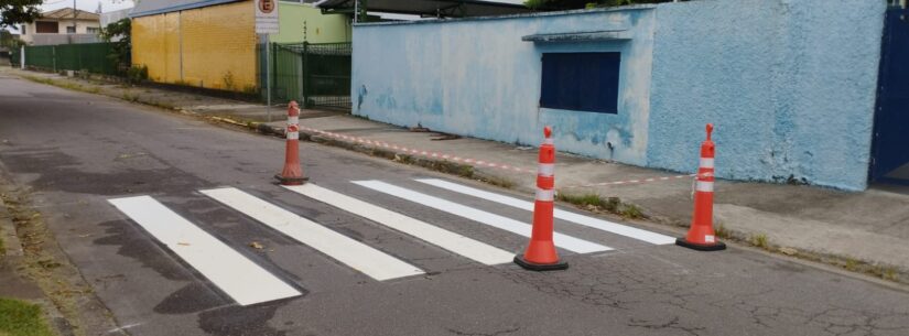 Prefeitura de Caraguatatuba revitaliza sinalização de solo em ruas do Indaiá