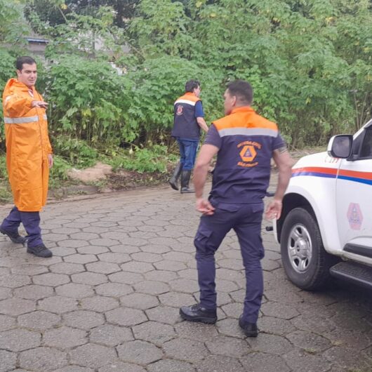 Caraguatatuba recebe visita de integrantes da Defesa Civil do Estado após chuvas de cabeceira