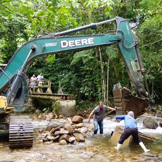 Prefeitura finaliza reconstrução da ponte de pedestres do Cantagalo/Colibri