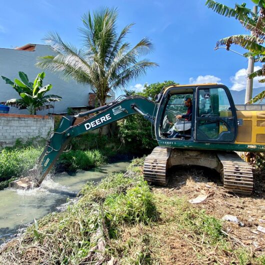 Prefeitura faz limpeza de valas preparando a cidade para as fortes chuvas previstas