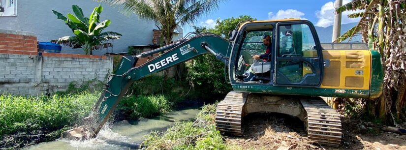 Prefeitura faz limpeza de valas preparando a cidade para as fortes chuvas previstas