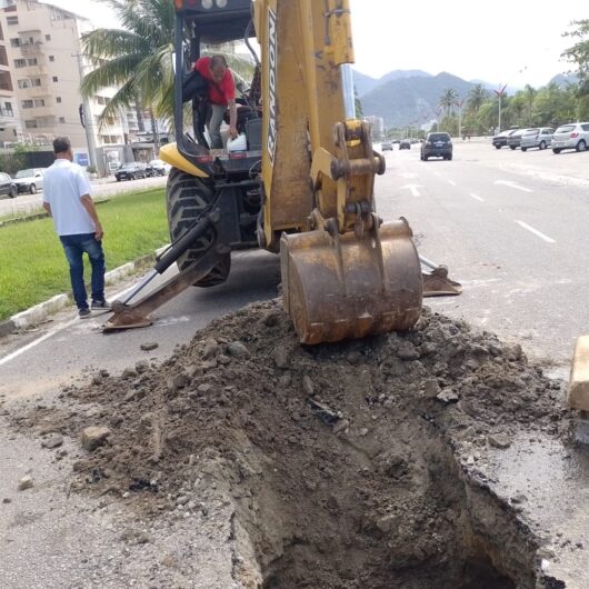 Tubulação de águas pluviais passa por reparos na avenida da praia, em Caraguatatuba