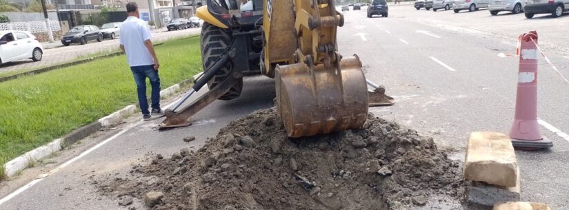 Tubulação de águas pluviais passa por reparos na avenida da praia, em Caraguatatuba