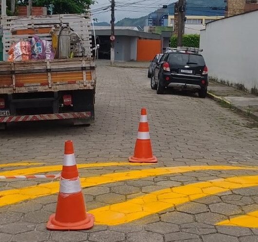 Prefeitura de Caraguatatuba renova sinalização de solo em diversos bairros