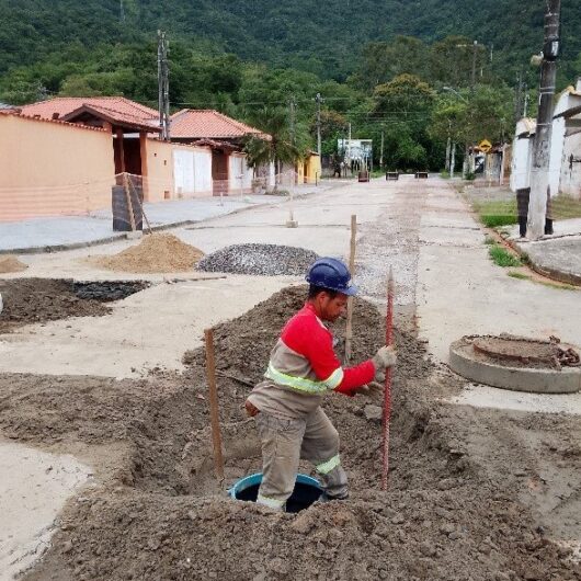 Obras de instalação de rede coletora de esgoto são executadas em quatro bairros