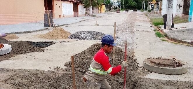 Obras de instalação de rede coletora de esgoto são executadas em quatro bairros