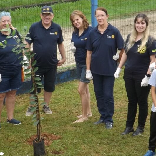 Prefeitura participa de plantio realizado pelo Rotary Club de Caraguatatuba