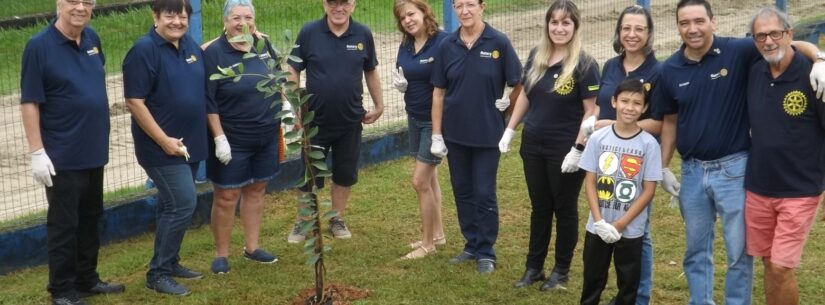 Prefeitura participa de plantio realizado pelo Rotary Club de Caraguatatuba