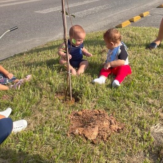 Prefeitura de Caraguatatuba realiza plantio com alunos do Colégio Anglo Módulo