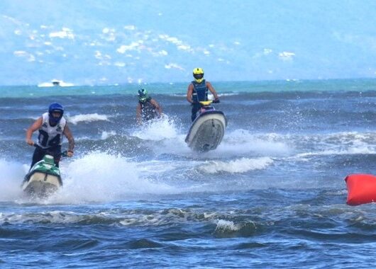 Campeonato de Moto Aquática agita Praia do Centro em Caraguatatuba