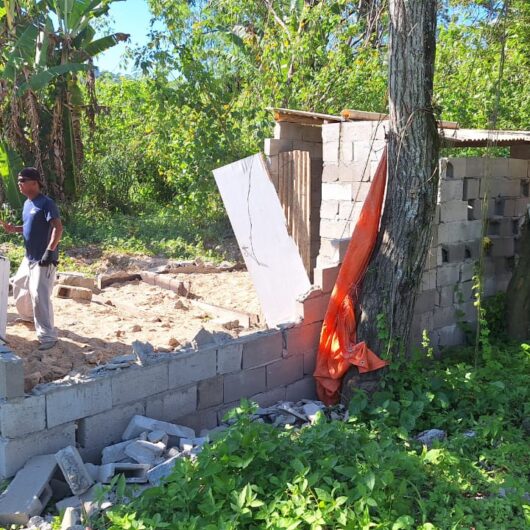 Prefeitura e PM Ambiental agem para demolir construção em área de risco no Rio do Ouro