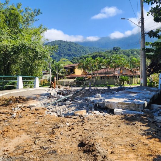 Prefeitura de Caraguatatuba inicia reconstrução da ponte do Verde Mar