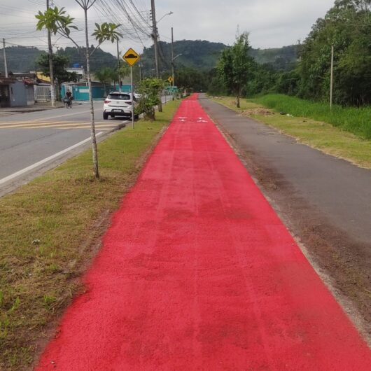 Prefeitura de Caraguatatuba pinta ciclovia da Emiliano Campedelli