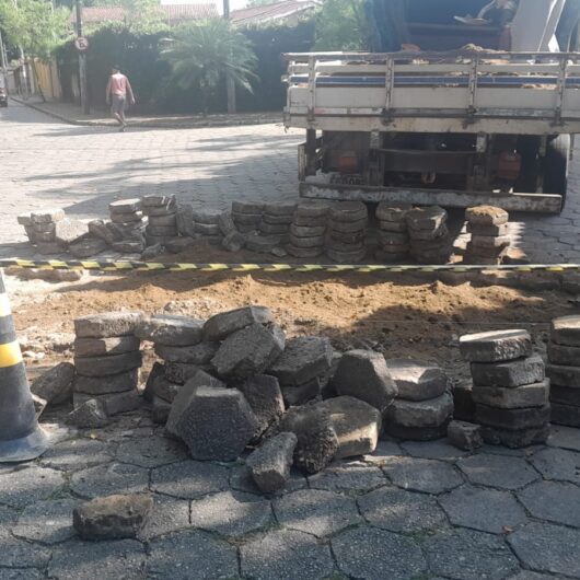 Prefeitura de Caraguatatuba promove recuperação de rua bloquetada no Porto Novo