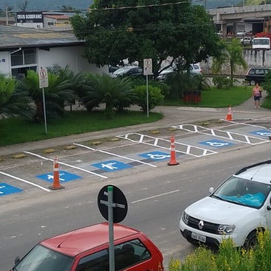 Prefeitura revitaliza demarcação de vagas de estacionamento em frente à Sepedi